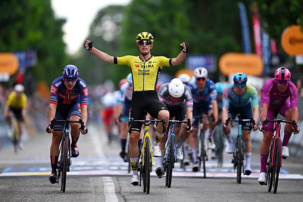Giro d’Italia 2025 – Étape 12 : Olav Kooij s’impose en puissance à Viadana.