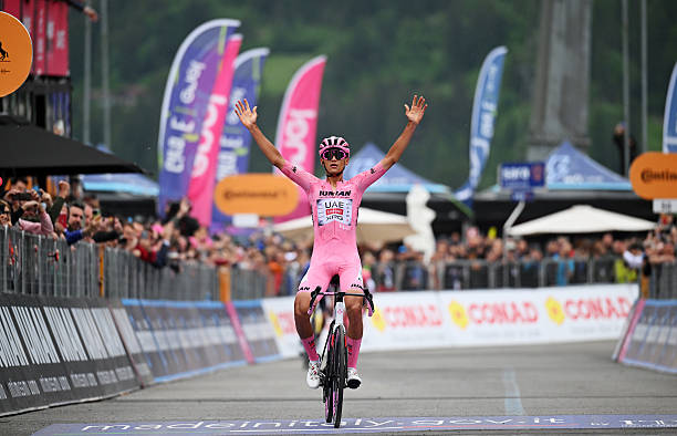 Giro d’Italia 2025 – Étape 17 : Sous pression, Isaac Del Toro sort une réaction de champion.