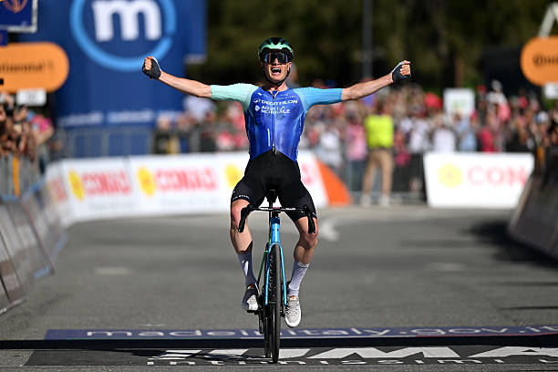 Giro d’Italia 2025 – Étape 19 : Nicolas Prudhomme offre une éclatante victoire tricolore.