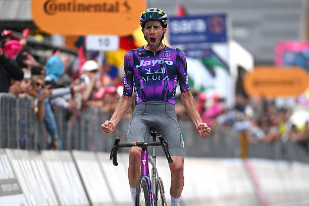 Giro d’Italia 2025 – Étape 20 : Chris Harper s’impose, Simon Yates renverse le classement et prend le maillot rose.