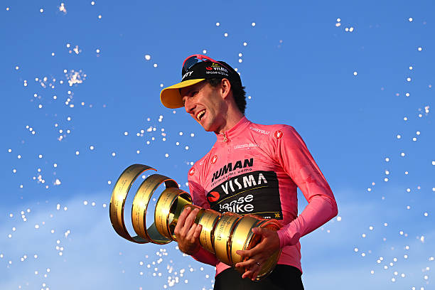 Simon Yates, le grimpeur britannique au sommet du cyclisme mondial.