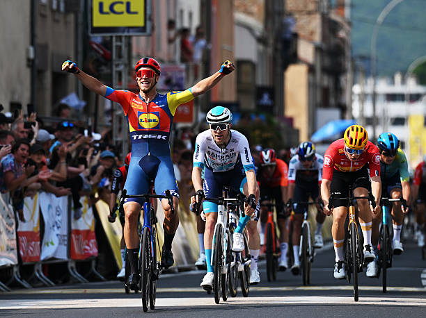 Critérium du Dauphiné 2025 : Jonathan Milan vainqueur de la 2ᵉ étape et nouveau leader du général.