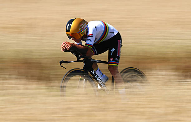 Critérium du Dauphiné 2025 – Étape 4 : Remco Evenepoel s’offre le chrono et le maillot – un coup double retentissant.