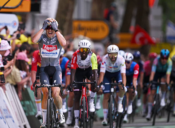 Tour de France 2025 – Étape 1 : Jasper Philipsen décroche le premier maillot jaune.