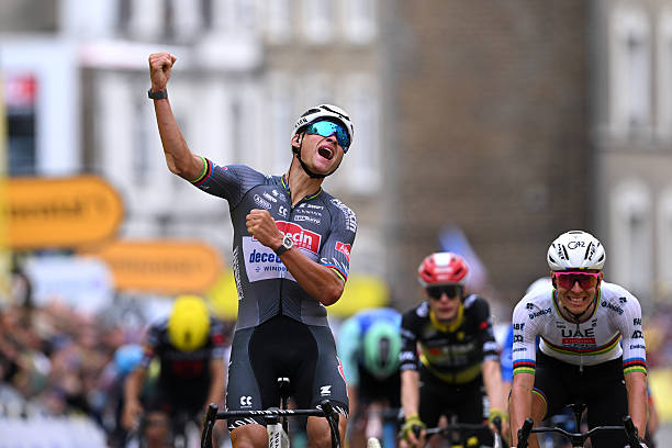 Tour de France – Étape 2 : Mathieu Van der Poel offre un doublé à Alpecin-Deceuninck.