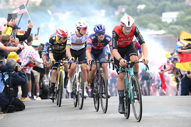 Kévin Vauquelin démarre fort son Tour de France 2025 et séduit le public français.