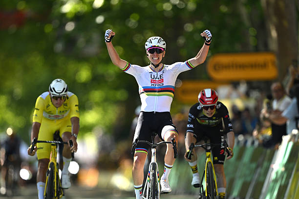 Tour de France 2025 – Étape 4 : Tadej Pogacar célèbre sa 100e victoire en carrière en dominant l’arrivée à Rouen.