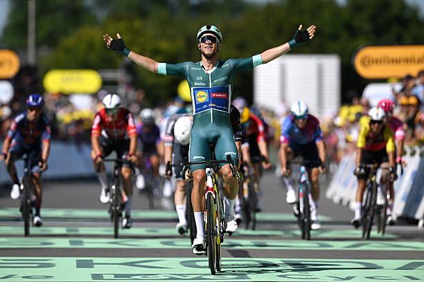 Tour de France 2025 – Jonathan Milan domine le sprint de la 8e étape.