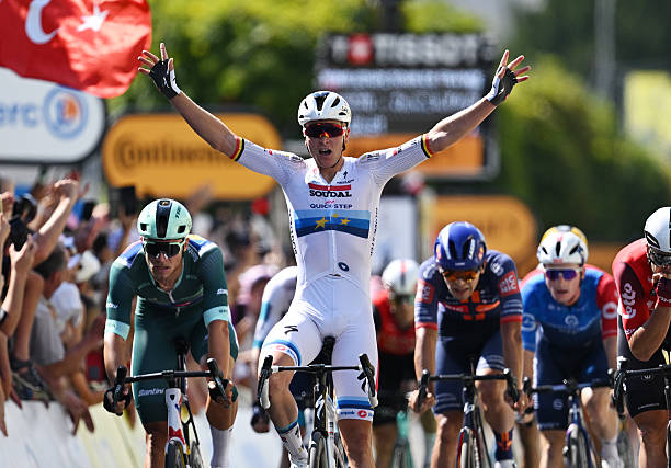 Tour de France 2025 – Étape 9 : Tim Merlier triomphe devant Jonathan Milan à Châteauroux.