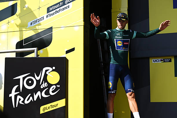 Tour de France 2025 : Jonathan Milan sanctionné après sa victoire au sprint.