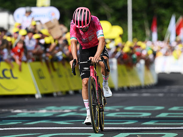 Ben Healy, le nouveau maillot jaune du Tour de France face à l’épreuve de la haute montagne.