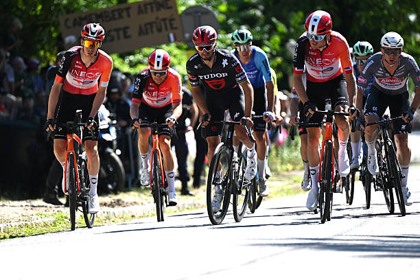 Tour de France 2025 : Julian Alaphilippe recadre son épaule seul après une lourde chute sur la 15e étape.