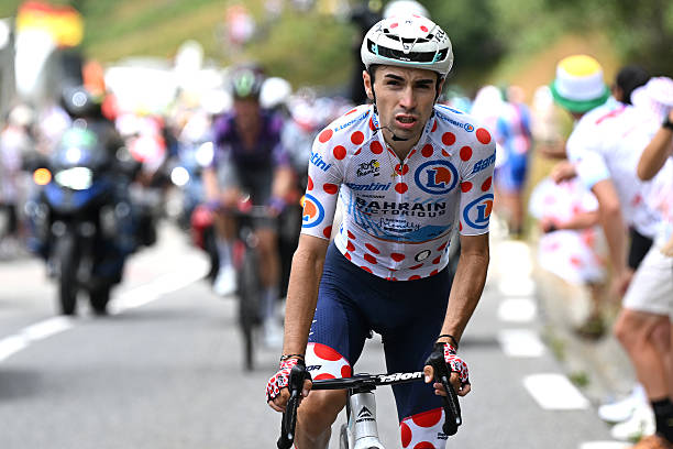 Tour de France 2025 : Sanction pour Lenny Martinez après une aide controversée derrière la voiture.