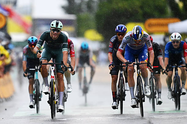 Tour de France 2025 – Étape 17 : Jonathan Milan domine le sprint et signe un nouveau succès.
