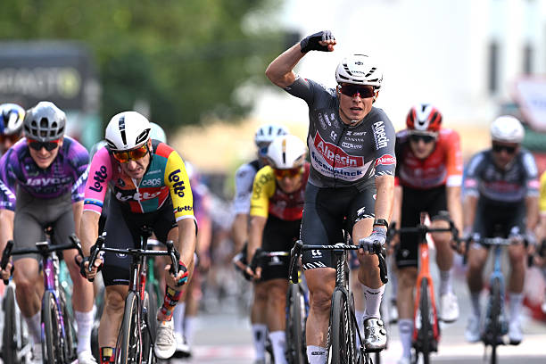 La Vuelta 2025 – Étape 8 : Jasper Philipsen plus rapide que tous à Saragosse.