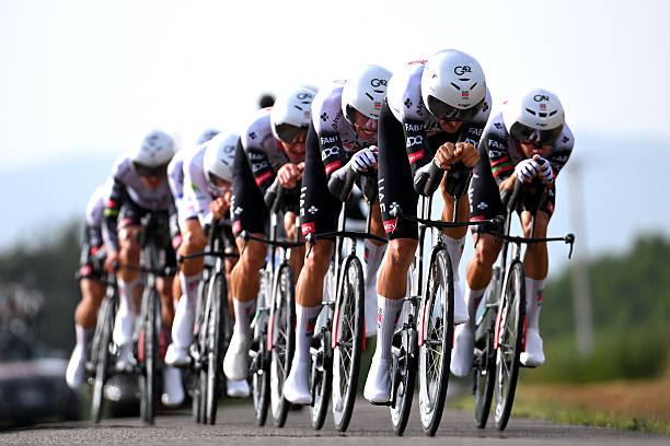 La Vuelta 2025 – Étape 5 : UAE Team Emirates impose sa loi en remportant le contre-la-montre collectif.