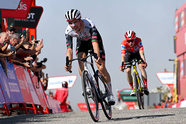 La Vuelta 2025 – Étape 13 : João Almeida plus fort que Vingegaard à l’Angliru, Tom Pidcock perd du terrain.