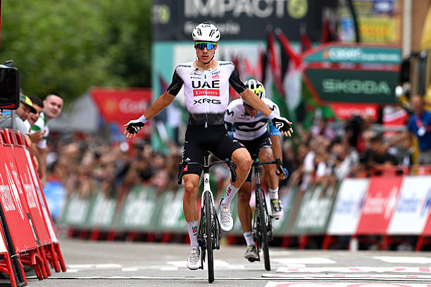 La Vuelta 2025 – Étape 12 : Sous pression, Juan Ayuso répond présent et s’impose, Jonas Vingegaard conforte son maillot rouge au général.