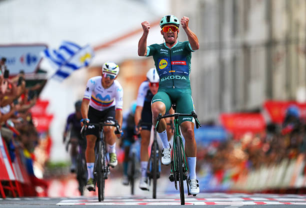 La Vuelta 2025 – Étape 15 : Mads Pedersen domine le final et décroche la première victoire pour Lidl-Trek.