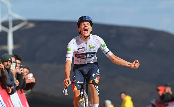 La Vuelta 2025 – Étape 17 | Victoire de Giulio Pellizzari, Vingegaard et Almeida s’observent.