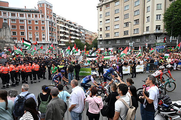 La Vuelta 2025 – Étape 11 : La course interrompue par une manifestation pro-palestine, aucun vainqueur et les chronos arrêtés à 3 km de l’arrivée.