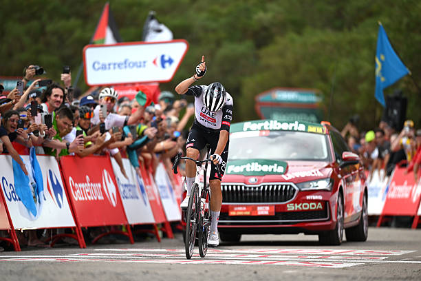 La Vuelta 2025 – Étape 14 | Marc Soler s’ajoute à la liste et offre à UAE Team Emirates sa 7ᵉ victoire de la compétition, 80 en 2025.