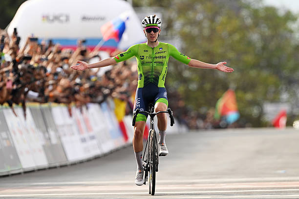 Mondiaux de cyclisme 2025 | Tadej Pogačar conserve son titre mondial après un nouveau numéro en solitaire.