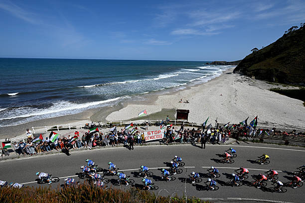 La Vuelta 2025 | Sous la pression des protestations, Israel-Premier Tech choisit un nouveau maillot pour continuer la compétition.
