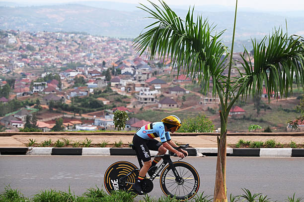Mondiaux de cyclisme 2025 –   Remco Evenepoel devient champion du monde du contre-la-montre pour la 3ᵉ fois, Tadej Pogačar manque le podium.