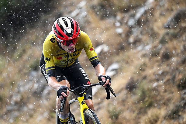 Au-delà de la douleur : Le Cyclisme comme exploration des limites et de la résistance humaine.