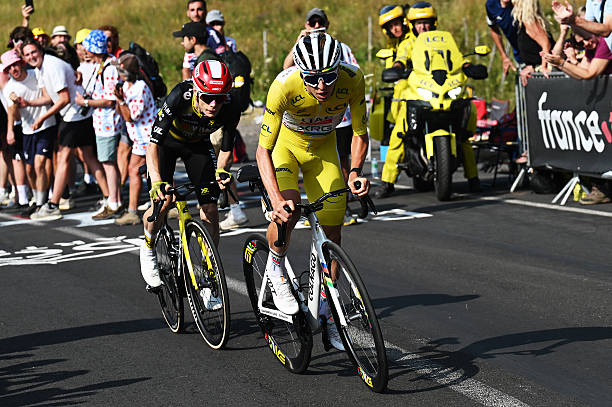 Tadej Pogacar – Jonas Vingegaard : quand la rivalité atteint son apogée et transforme chaque effort en moment inoubliable.