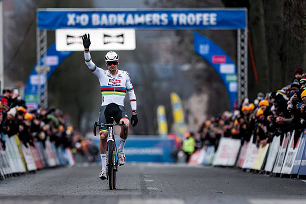 Loenhout – Azencross 2025 | Nouvelle démonstration de Mathieu van der Poel, Wout van Aert loin du compte après deux crevaisons