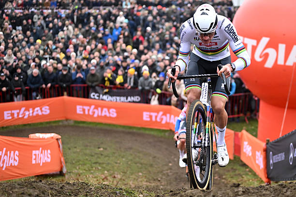 Cyclo-cross | Coupe du monde à Anvers | Mathieu van der Poel encore vainqueur, Wout van Aert malchanceux