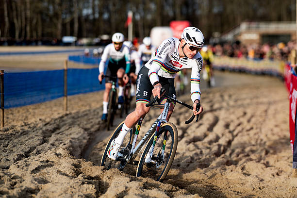 Cyclo-cross à Hofstade | Mathieu van der Poel toujours intouchable devant Wout Van Aert