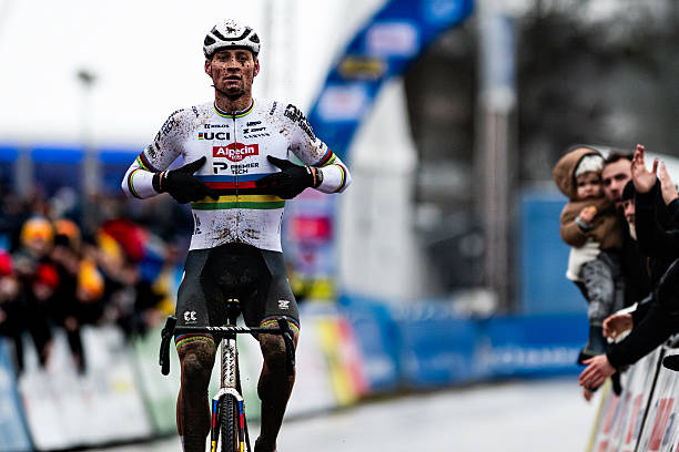 Cyclo-cross – Badkamers Trofee | Une rentrée 2026 tendue mais victorieuse pour Mathieu Van der Poel à Baal