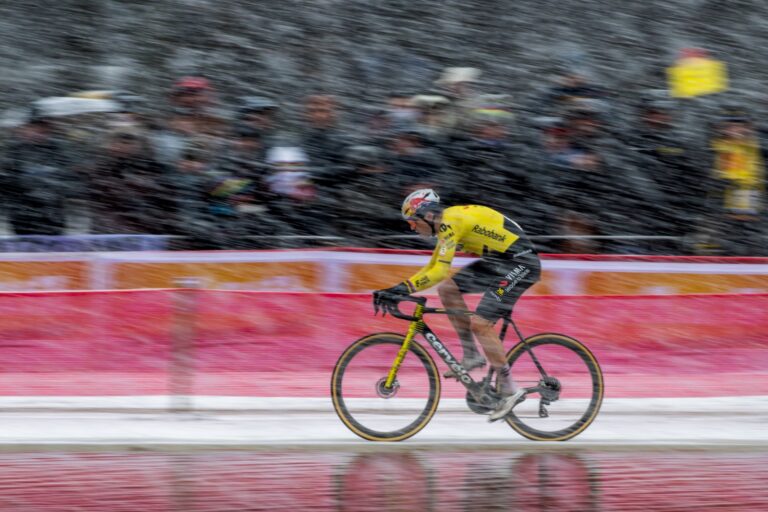 Cyclo-cross | Blessé à la cheville, Wout Van Aert doit être opéré et met un terme à sa saison