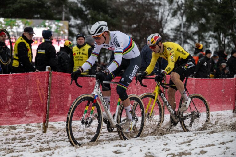 Cyclo-cross de Mol | Dans des conditions extrêmes, Mathieu Van der Poel fait encore plier Wout Van Aert, contraint à l’abandon