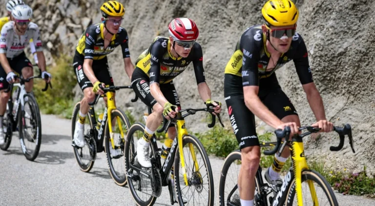 Jonas Vingegaard (Visma-Lease a Bike) impliqué dans une chute sans conséquence